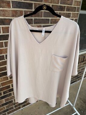 Zenana Outfitters Light Beige V-Neck Short Sleeve Pocket Tee